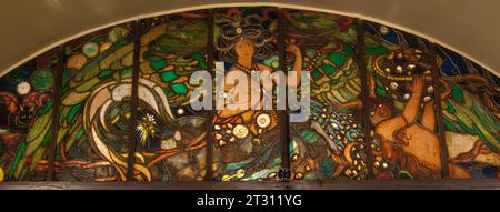 Intérieur avec décoration de vitraux Art nouveau, café et restaurant Jama Michalika, Cracovie, Pologne Banque D'Images