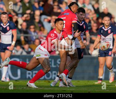 Dion Teaupa #14 de Tonga passe le ballon lors du match international de Rugby League Angleterre vs Tonga au Totally Wicked Stadium, St Helens, Royaume-Uni, le 22 octobre 2023 (photo Steve Flynn/News Images) Banque D'Images