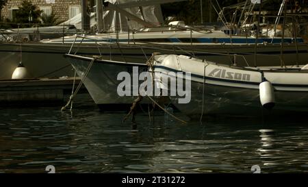 Venise - Italie, 29 avril 2023 : Yacht à voile amarré par la côte du lac en Italie. Créatif. Ambiance romantique. Calme et apaisant scène avec un Banque D'Images