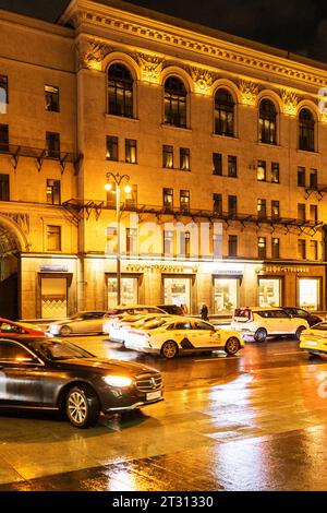 Moscou, Russie - 14 octobre 2023 : voitures sur 1e Tverskaya - rue Yamskaya dans la ville de Moscou dans la nuit pluvieuse d'automne. Banque D'Images