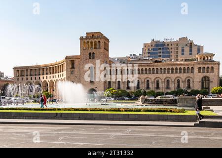 Erevan, Arménie - 28 septembre 2023 : fontaine et bâtiment gouvernemental n° 2 sur la place piétonne de la République dans le quartier central de Kentron de la ville d'Erevan Banque D'Images