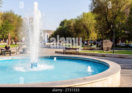 Erevan, Arménie - 28 septembre 2023 : fontaine sur la place Khachkar sur la rue Pavstos Buzand dans le quartier central de Kentron de la ville d'Erevan sur autum ensoleillé Banque D'Images