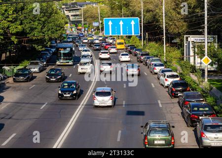 Erevan, Arménie - le 28 septembre 2023 : circulation automobile sur la rue Khanjyan dans le quartier central de Kentron de la ville d'Erevan lors d'une soirée ensoleillée d'automne Banque D'Images