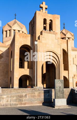 Erevan, Arménie - 28 septembre 2023 : Bâtiment de Saint Grégoire la cathédrale illuminée par le coucher du soleil dans la ville d'Erevan à l'automne ensoleillé Banque D'Images