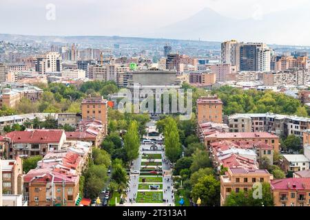 Erevan, Arménie - 29 septembre 2023 : vue du boulevard Tamanyan vert et de l'opéra d'Erevan depuis les escaliers Cascade dans la ville d'Erevan au crépuscule d'automne Banque D'Images