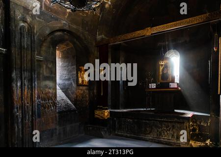 Khor Virap, Arménie - 30 septembre 2023 : autel dans la chapelle de S. Grigor (Grégoire) Lusavorich dans la basilique du monastère de Khor Virap Banque D'Images