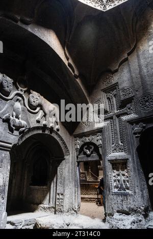 Goght, Arménie - 30 septembre 2023 : le zhamatun, le sépulcre des Proshyens et la deuxième église de grotte d'Astvatsatsin du monastère de Geghard dans la haute Azat va Banque D'Images