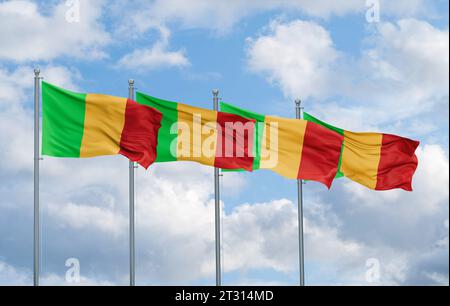Mali quatre drapeaux en rangée agitant ensemble sur un ciel nuageux bleu Banque D'Images