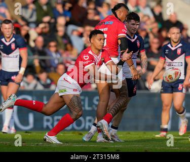 St Helens, Royaume-Uni. 22 octobre 2023. Dion Teaupa #14 de Tonga passe le ballon lors du match international de Rugby League Angleterre vs Tonga au Totally Wicked Stadium, St Helens, Royaume-Uni, le 22 octobre 2023 (photo Steve Flynn/News Images) à St Helens, Royaume-Uni le 10/22/2023. (Photo Steve Flynn/News Images/Sipa USA) crédit : SIPA USA/Alamy Live News Banque D'Images