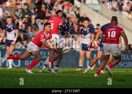 St Helens, Royaume-Uni. 22 octobre 2023. Dion Teaupa #14 de Tonga passe le ballon lors du match international de Rugby League Angleterre vs Tonga au Totally Wicked Stadium, St Helens, Royaume-Uni, le 22 octobre 2023 (photo Steve Flynn/News Images) à St Helens, Royaume-Uni le 10/22/2023. (Photo Steve Flynn/News Images/Sipa USA) crédit : SIPA USA/Alamy Live News Banque D'Images