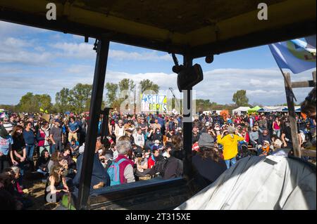 Saix, France. 22 octobre 2023. Les militants écoutent les discours. Manifestation contre l'autoroute A69. La mobilisation appelée - Ramdam sur le macadam - a réuni - plus de 9 500 personnes -, selon les organisateurs. France, Saix le 21 octobre 2023.photo de Patricia Huchot-Boissier /ABACAPRESS.COM crédit : Abaca Press/Alamy Live News Banque D'Images