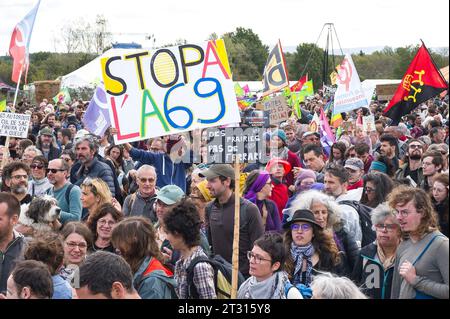 Saix, France. 22 octobre 2023. Départ en signe de protestation. Manifestation contre l'autoroute A69. La mobilisation appelée - Ramdam sur le macadam - a réuni - plus de 9 500 personnes -, selon les organisateurs. France, Saix le 21 octobre 2023.photo de Patricia Huchot-Boissier /ABACAPRESS.COM crédit : Abaca Press/Alamy Live News Banque D'Images