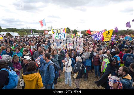 Saix, France. 22 octobre 2023. Départ en signe de protestation. Manifestation contre l'autoroute A69. La mobilisation appelée - Ramdam sur le macadam - a réuni - plus de 9 500 personnes -, selon les organisateurs. France, Saix le 21 octobre 2023.photo de Patricia Huchot-Boissier /ABACAPRESS.COM crédit : Abaca Press/Alamy Live News Banque D'Images