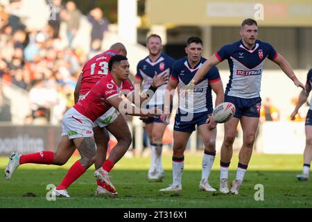 St Helens, Royaume-Uni. 22 octobre 2023. Dion Teaupa #14 de Tonga passe le ballon lors du match international de Rugby League Angleterre vs Tonga au Totally Wicked Stadium, St Helens, Royaume-Uni, le 22 octobre 2023 (photo Steve Flynn/News Images) à St Helens, Royaume-Uni le 10/22/2023. (Photo Steve Flynn/News Images/Sipa USA) crédit : SIPA USA/Alamy Live News Banque D'Images