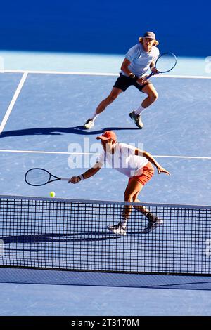 Tokyo, Japon. 22 octobre 2023. (HAUT) Max PURCELL (AUS) et Rinky HIJIKATA (AUS) en action contre Michael VENUS (NZL) et Jamie MURRAY (GBR) lors de leur double finale du Kinoshita Group Japan Open tennis Championships 2023 au Ariake Coliseum. Il s'agit du tournoi ATP Tour le plus ancien en Asie, organisé pour la première fois en 1972. Le tournoi se déroule du 16 au 22 octobre. Hijikata et Purcel ont gagné 6-4, 6-1. (Image de crédit : © Rodrigo Reyes Marin/ZUMA Press Wire) USAGE ÉDITORIAL SEULEMENT! Non destiné à UN USAGE commercial ! Banque D'Images