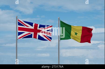 Drapeaux de la République du Sénégal et du Brésil agitant ensemble dans le vent sur un ciel nuageux bleu, concept de relation entre deux pays Banque D'Images