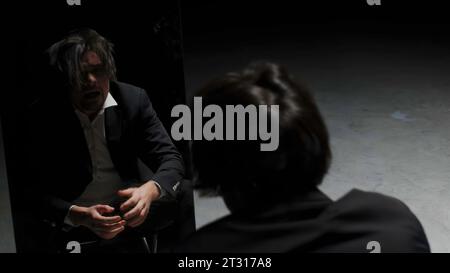Désespérément agacé homme européen dans la rage et la colère déchirant ses cheveux. Film. J'ai fait une terrible erreur, des émotions devant le miroir sur un Banque D'Images