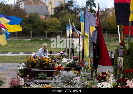 Un parent d'un soldat tombé au combat vu assis à côté des tombes du nouveau cimetière militaire de Lviv. Alors que la guerre russo-ukrainienne progressait pendant plus de 600 jours, le gouvernement ukrainien a construit de nouveaux cimetières à travers le pays pour accueillir les soldats ukrainiens tombés au combat en raison de la guerre en cours. Le nouveau cimetière militaire situé à côté du cimetière militaire de Lychakiv à Lviv a accueilli plus de centaines de soldats ukrainiens tombés au combat depuis son utilisation et a la capacité d'en accueillir dix fois plus. (Photo de Hesther ng/SOPA Images/Sipa USA) Banque D'Images