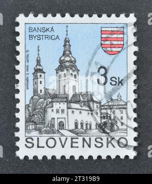 Timbre-poste annulé imprimé par la Slovaquie, qui montre Banská Bystrica, vers 1994. Banque D'Images