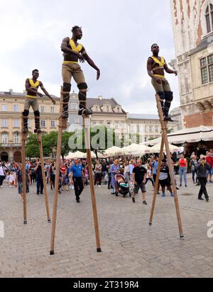 Cracovie. Cracovie. Pologne. Une équipe africaine d'acrobates a vu marcher sur pilotis autour du marché principal. Banque D'Images