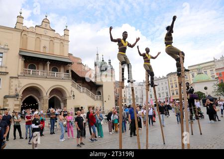 Cracovie. Cracovie. Pologne. Une équipe africaine d'acrobates a vu marcher sur pilotis autour du marché principal. Banque D'Images
