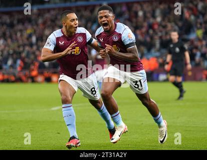 Leon Bailey (à droite) d'Aston Villa célèbre avoir marqué le quatrième but de leur équipe lors du match de Premier League à Villa Park, Birmingham. Date de la photo : dimanche 22 octobre 2023. Banque D'Images