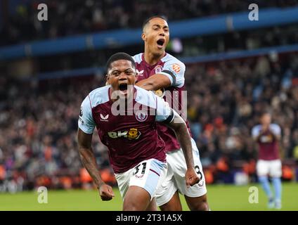 Leon Bailey (à gauche) d'Aston Villa célèbre avoir marqué le quatrième but de leur équipe lors du match de Premier League à Villa Park, Birmingham. Date de la photo : dimanche 22 octobre 2023. Banque D'Images