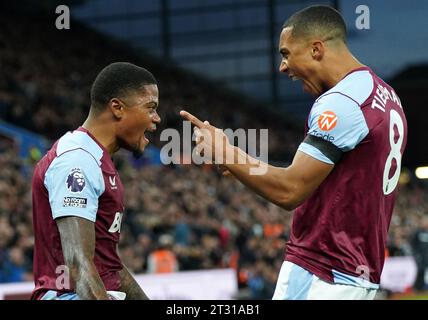 Leon Bailey (à gauche) d'Aston Villa célèbre avoir marqué le quatrième but de leur équipe lors du match de Premier League à Villa Park, Birmingham. Date de la photo : dimanche 22 octobre 2023. Banque D'Images