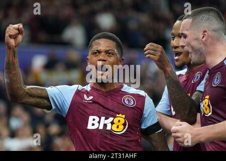 Leon Bailey (à gauche) d'Aston Villa célèbre avoir marqué le quatrième but de leur équipe lors du match de Premier League à Villa Park, Birmingham. Date de la photo : dimanche 22 octobre 2023. Banque D'Images