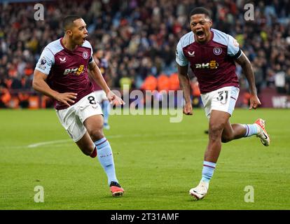 Leon Bailey (à droite) d'Aston Villa célèbre avoir marqué le quatrième but de leur équipe lors du match de Premier League à Villa Park, Birmingham. Date de la photo : dimanche 22 octobre 2023. Banque D'Images