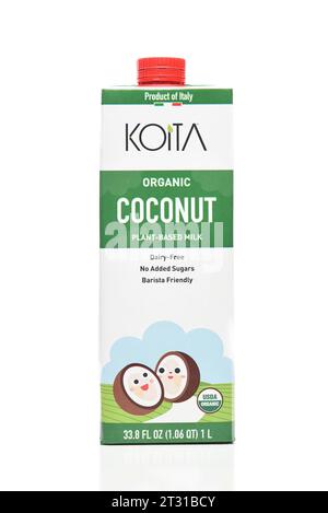 IRVINE, CALIFORNIE - 19 octobre 2023 : un carton de lait à base de plantes de noix de coco biologique Koita. Banque D'Images