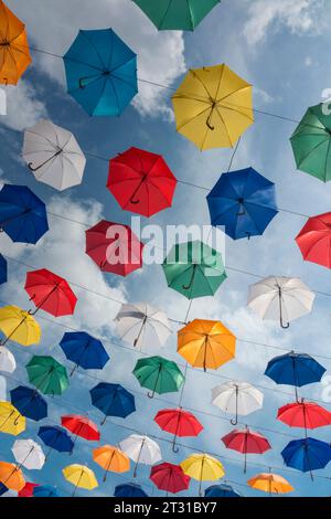 Parapluies aux couleurs vives dans le ciel Banque D'Images