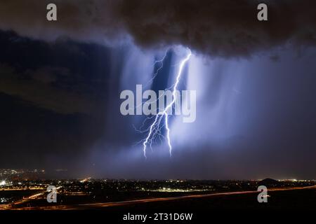 Un puissant éclair frappe à travers une micro-rafale dans une tempête au-dessus de Mesa, Arizona Banque D'Images