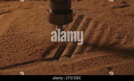 Machine de découpe de bois avec aiguille. Créatif. Machine à tailler le bois avec aiguille. Machine d'usine avec automatisation de la sculpture sur bois fin Banque D'Images