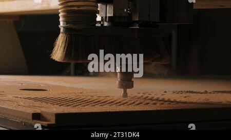 Machine de découpe de bois avec aiguille. Créatif. Machine à tailler le bois avec aiguille. Machine d'usine avec automatisation de la sculpture sur bois fin Banque D'Images