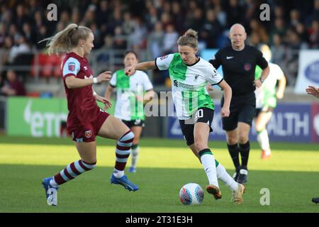 Londres, Royaume-Uni. 22 octobre 2023. Londres, Angleterre, 21 octobre 2023 : Yana Daniels (20 Liverpool) contrôle le ballon lors du match de la FA Women's Super League entre West Ham United et Liverpool au Chigwell Construction Stadium à Londres, Angleterre (Alexander Canillas/SPP) crédit : SPP Sport Press photo. /Alamy Live News Banque D'Images