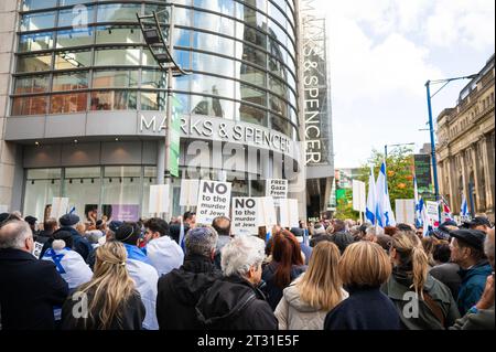 Manchester, Royaume-Uni. 22 octobre 2023. Les amis du Nord-Ouest d'Israël manifestent pacifiquement à Manchester contre le conflit en Israël et dans la bande de Gaza . Crédit : Gary Mather/Alamy Live News Banque D'Images