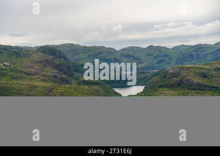 Bergen, Norvège. 11 juillet 2023. Le majestueux mont Ulriken près de Bergen, en Norvège, avec ses pentes raides et rocheuses et ses taches vertes. Vue aérienne vue sur le paysage norvégien *** Der majestätische Berg Ulriken in der Nähe von Bergen, Norwegen, mit seinen steilen, felsigen Hängen und grünen Flecken. Luftaufnahme blick über norwegische Landschaft crédit : Imago/Alamy Live News Banque D'Images