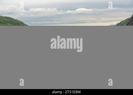 Bergen, Norvège. 11 juillet 2023. Le majestueux mont Ulriken près de Bergen, en Norvège, avec ses pentes raides et rocheuses et ses taches vertes. Vue aérienne vue sur le paysage norvégien *** Der majestätische Berg Ulriken in der Nähe von Bergen, Norwegen, mit seinen steilen, felsigen Hängen und grünen Flecken. Luftaufnahme blick über norwegische Landschaft crédit : Imago/Alamy Live News Banque D'Images