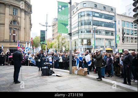 Manchester, Royaume-Uni. 22 octobre 2023. Les amis du Nord-Ouest d'Israël manifestent pacifiquement à Manchester contre le conflit en Israël et dans la bande de Gaza . Crédit : Gary Mather/Alamy Live News Banque D'Images