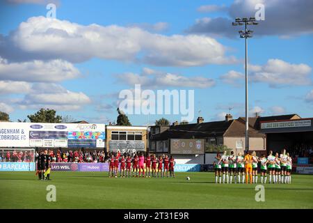 Londres, Royaume-Uni. 22 octobre 2023. Londres, Angleterre, le 21 octobre 2023 : une minute de silence a lieu pendant le match de la FA Women's Super League entre West Ham United et Liverpool au Chigwell Construction Stadium à Londres, Angleterre (Alexander Canillas/SPP) crédit : SPP Sport Press photo. /Alamy Live News Banque D'Images