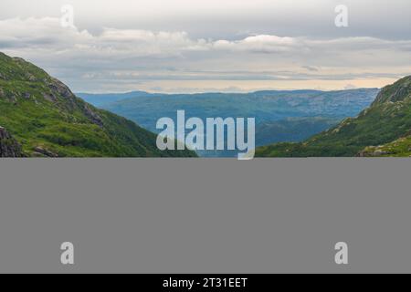 Bergen, Norvège. 11 juillet 2023. Le majestueux mont Ulriken près de Bergen, en Norvège, avec ses pentes raides et rocheuses et ses taches vertes. Vue aérienne vue sur le paysage norvégien *** Der majestätische Berg Ulriken in der Nähe von Bergen, Norwegen, mit seinen steilen, felsigen Hängen und grünen Flecken. Luftaufnahme blick über norwegische Landschaft crédit : Imago/Alamy Live News Banque D'Images