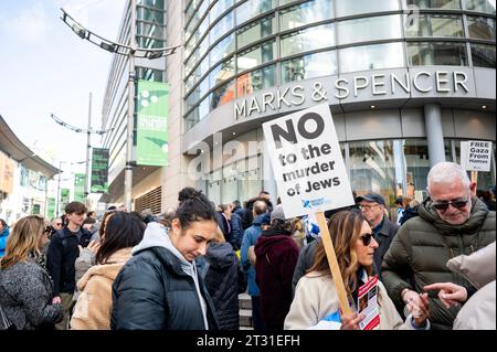 Manchester, Royaume-Uni. 22 octobre 2023. Les amis du Nord-Ouest d'Israël manifestent pacifiquement à Manchester contre le conflit en Israël et dans la bande de Gaza . Crédit : Gary Mather/Alamy Live News Banque D'Images