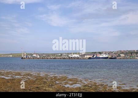 La vue vers Kirkwall Pier. Kirkwall est la capitale des Orcades et est sa plus grande ville. Les îles Orcades sont au nord du continent écossais. Banque D'Images