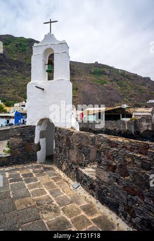 Petite chapelle sur le toit du fort de San Miguel (Castillo de San Miguel) et vieilles rues de l'ancienne ville de Garachico. Banque D'Images