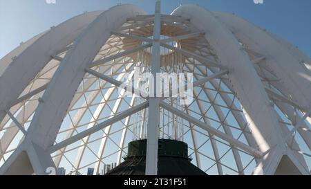 Belle structure en dôme. Film. Faisceaux d'air blanc dans la structure du dôme. Vue de dessus du bâtiment de cirque en dôme sur fond de ciel bleu Banque D'Images
