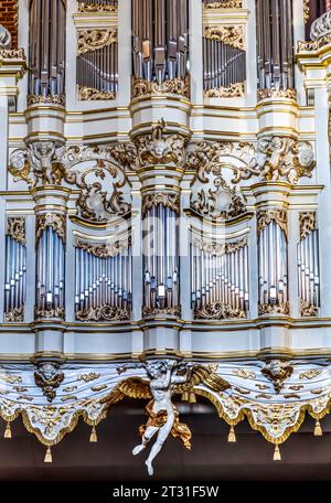 Gros plan orné orgue blanc St John's Church Cultural Center Gdansk Pologne. Église originellement des années 1300. Banque D'Images