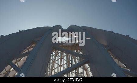 Belle structure en dôme. Film. Faisceaux d'air blanc dans la structure du dôme. Vue de dessus du bâtiment de cirque en dôme sur fond de ciel bleu Banque D'Images