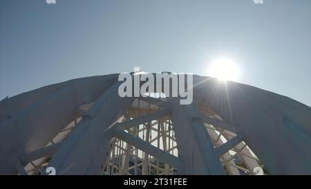 Belle structure en dôme. Film. Faisceaux d'air blanc dans la structure du dôme. Vue de dessus du bâtiment de cirque en dôme sur fond de ciel bleu Banque D'Images
