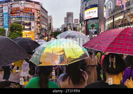 Tokyo, Japon - 08 avril 2023 : foule avec parapluies au point de passage de Shibuya avec des personnes non identifiées. C’est le passage piétonnier le plus fréquenté au monde, Banque D'Images